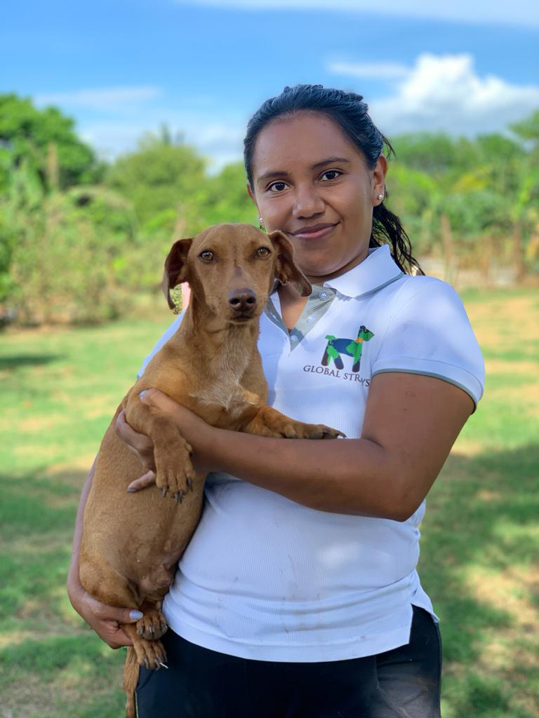 Global Strays' Programs Manager of Nicaragua, Mabia Elisa Espinoza Sánchez holding a dog.